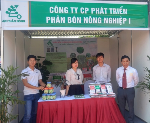 TBT Nguyễn Phú Trọng thăm gian hàng công ty nhân ngày khai giảng năm học mới của Học viện Nông Nghiệp Việt Nam